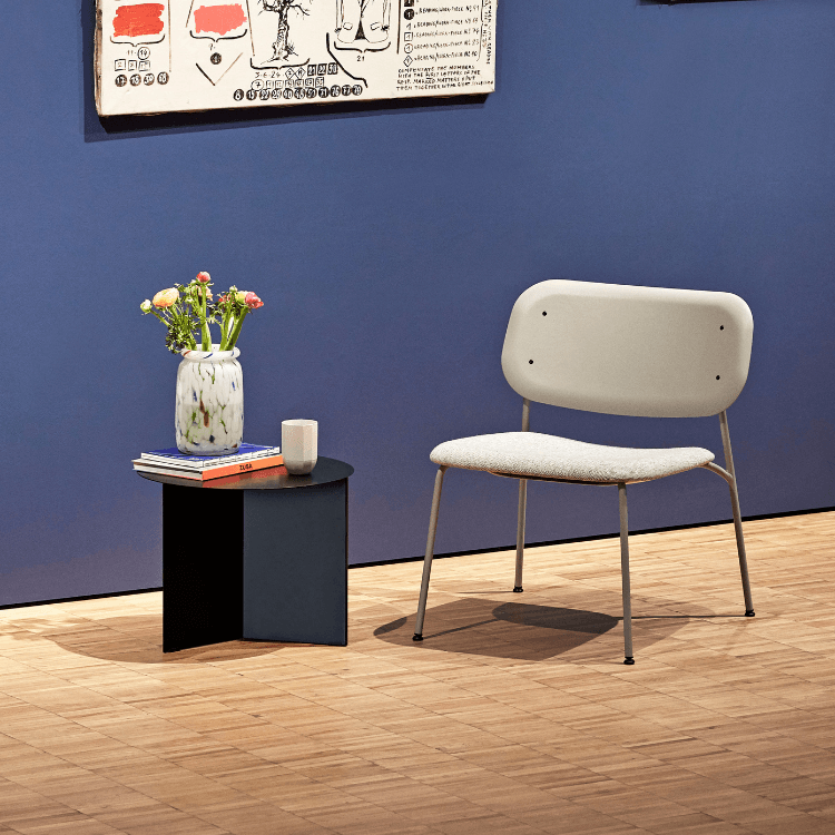 HAY Soft Edge 100 lounge chair in light gray with steel legs. Modern design for relaxed spaces.