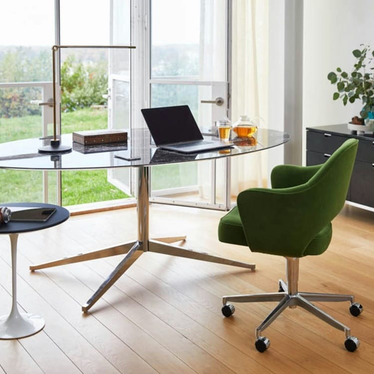 Green Saarinen Executive Chair by Knoll. Swivel base, ergonomic design for modern offices.
