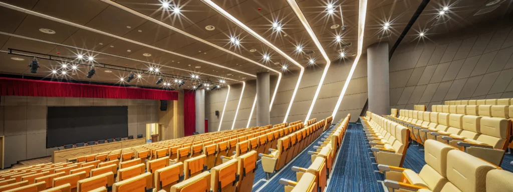 Σύγχρονα έπιπλα και σχεδιασμός αίθουσας διαλέξεων. Σειρές άδειων καθισμάτων σε ένα πανεπιστημιακό αμφιθέατρο.