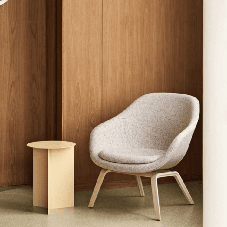 AAL 83 lounge chair with a sculpted light grey speckled shell on a natural moulded plywood frame.